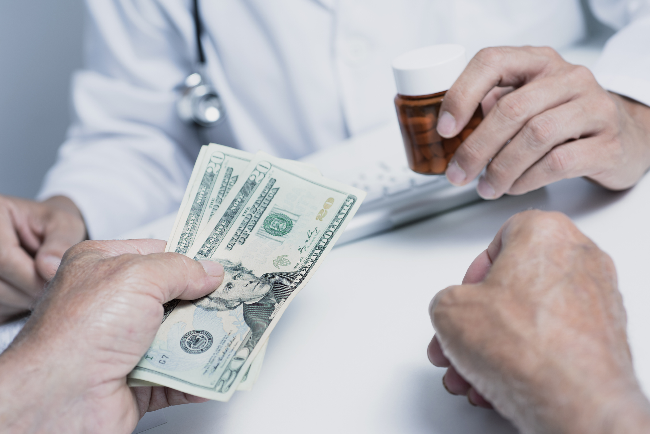 Сколько денег даете врачу. Деньги на столе врача.